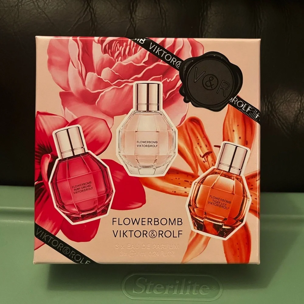 Viktor & Rolf Flowerbomb - Picture 1 of 3